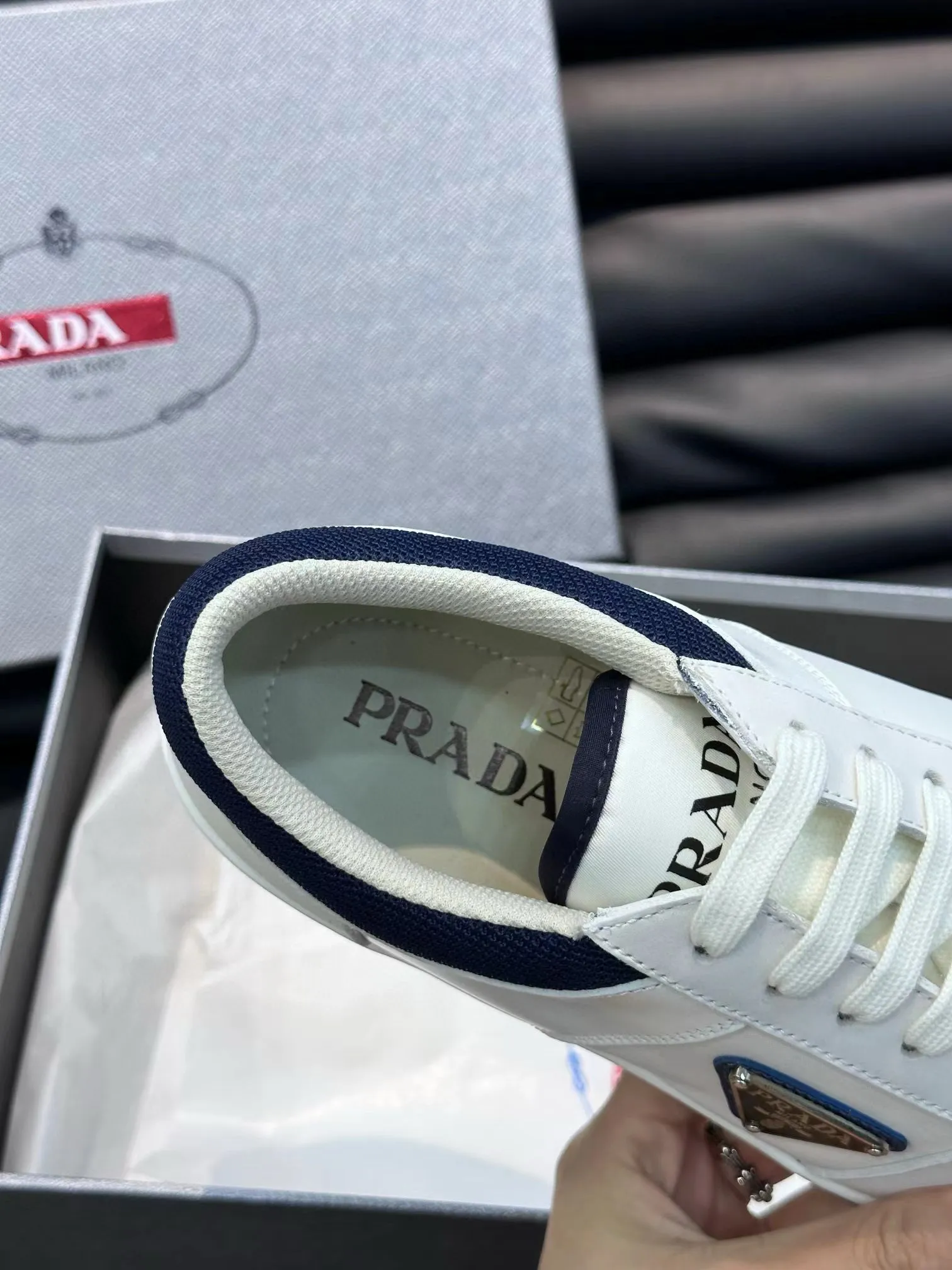 Factory price: 400💰Prada new men's leather sports shoes, the highest version on the market, any comparison is welcome🆚! The original leather has excellent texture and is super high-end! Fetal sheep net lining imported from Italy, removable pad! Luxurious materials and fine workmanship, highly recommended! Code number: 38-44, customized 45